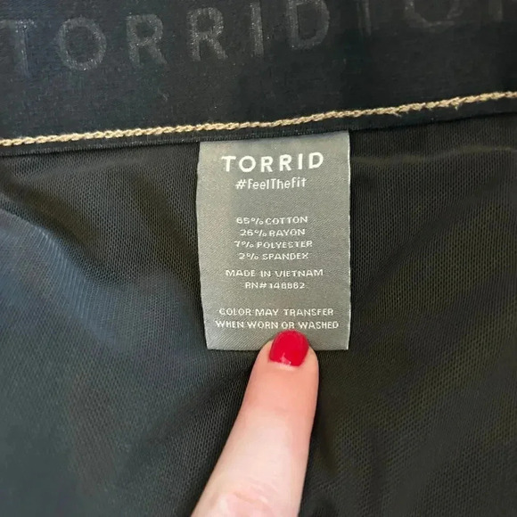 NWT Torrid 5 Inch Bombshell Premium Stretch High-Rise Distressed Shorts Size 24 - Picture 5 of 6